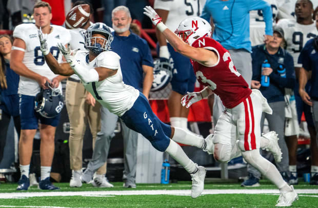 Khaleb Hood catch vs Isaac Gifford 2022 Nebraska vs Georgia Southern football USATSI_19026216